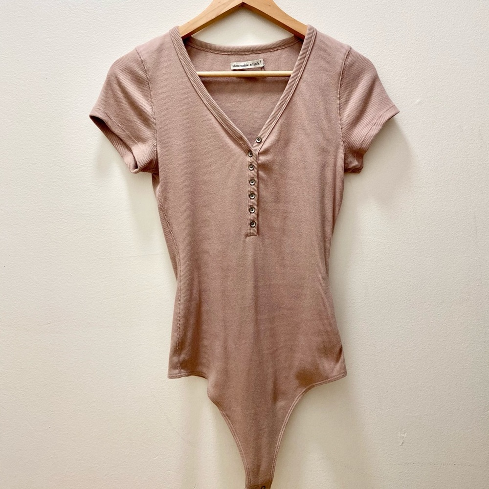Abercrombie taupe short-sleeve bodysuit - size M